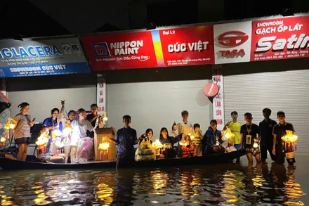 Những chiếc thuyền mang trung thu đến các vùng ngập lụt ở Hà Nội