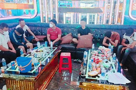 Các đối tượng tại quán karaoke Mr. Rìn.