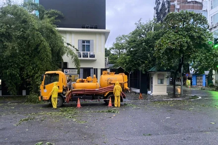 Công nhân thoát nước Hà Nội làm nhiệm vụ tại khu vực đường Bà Triệu sáng sớm 8/9.