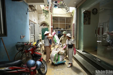 [Ảnh] Nước sông Hồng rút, người dân vùng ngập ngoài đê Hà Nội trở về nhà