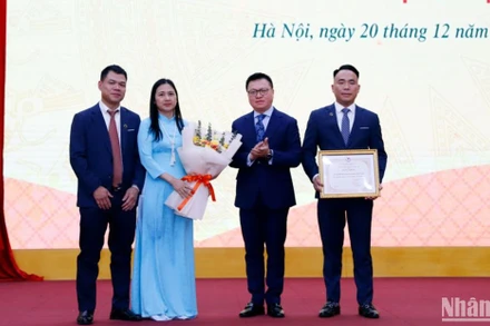 Đồng chí Lê Quốc Minh trao Bằng khen của Hội Nhà báo Việt Nam cho tập thể Tạp chí Tài nguyên và Môi trường vì những đóng góp quan trọng trong thời gian qua. 