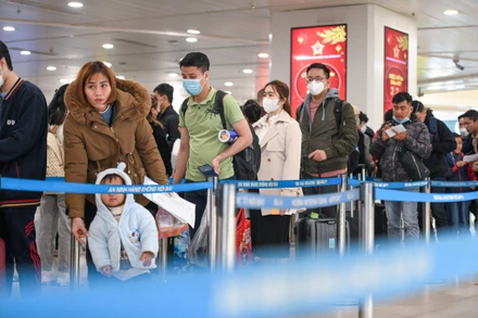 Hành khách xếp hàng đợi làm thủ tục an ninh tại sân bay quốc tế Nội Bài.