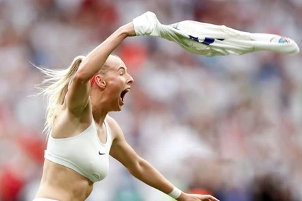 Màn cởi áo ăn mừng của ngôi sao Chloe Kelly sau khi ghi bàn thắng quyết định vào lưới đội tuyển Đức tại Trận Chung kết Bóng đá Nữ châu Âu 2022. (Nguồn: Getty Images)