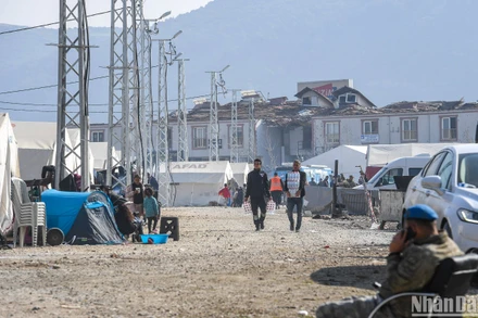 Từ Thổ Nhĩ Kỳ: Chuyện 80 người ngủ ngồi trên xe buýt và chiếc lều kỷ lục của Ahmet