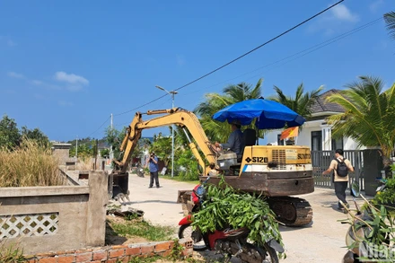 Người dân tự nguyện tháo dỡ căn biệt thự vi phạm ở khu đất 18,9ha do Nhà nước quản lý, tại thành phố Phú Quốc. 