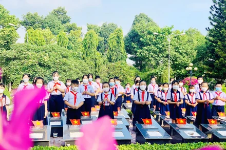 Một số hình ảnh về hoạt động tri ân, tưởng nhớ các anh hùng liệt sĩ ở các địa phương được trưng bày tại triển lãm.