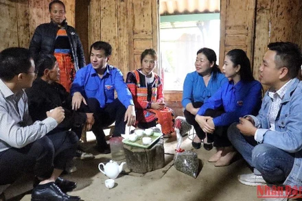 Bí thư Trung ương Đoàn Ngô Văn Cương (thứ 3 hàng đầu bên trái) thăm hỏi, trò chuyện với người dân xã Tà Xùa trong khuôn khổ chương trình.