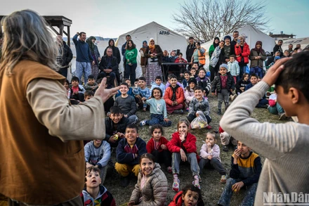 Gánh xiếc dạo quanh tâm chấn và nỗ lực chữa lành tâm hồn trẻ thơ sau thảm họa động đất 