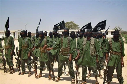 Các tay súng nhóm Hồi giáo Al-Shabaab tại một địa điểm ở ngoại ô Mogadishu, Somalia. (Ảnh: AFP/TTXVN)