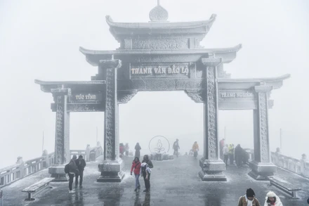 [Ảnh] Chiêm ngưỡng cảnh tuyết phủ trắng trên đỉnh Fansipan