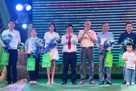 Ban Tổ chức trao giải cho các tác giả đoạt giải cuộc thi ảnh đẹp “Nụ cười Bến Tre”.
