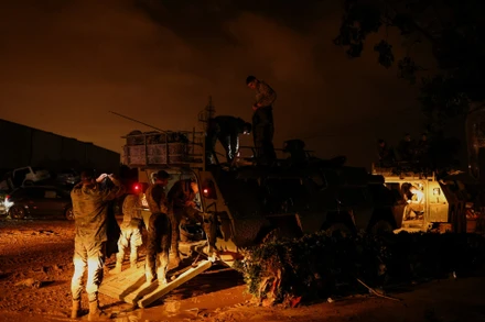 Lực lượng quân đội Tây Ban Nha hỗ trợ người dân khắc phục hậu quả đợt lũ quét kinh hoàng. (Ảnh: Reuters)