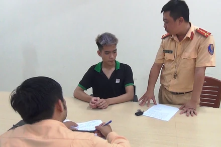 Cảnh sát giao thông thành phố Thanh Hóa đấu tranh với Trương Đình Huy Anh về các hành vi vi phạm Luật Giao thông đường bộ.