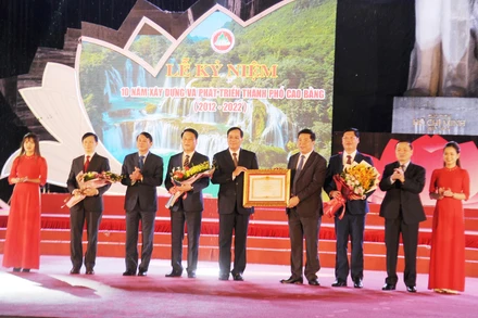 Các đồng chí Thường trực Tỉnh ủy Cao Bằng trao Bằng khen của Thủ tướng Chính phủ cho nhân dân và cán bộ thành phố Cao Bằng.