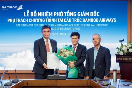 CEO Bamboo Airways Lương Hoài Nam (ngoài cùng bên trái) trao quyết định bổ nhiệm Phó Tổng Giám đốc cho ông Hoàng Hải. (Ảnh: BAV)