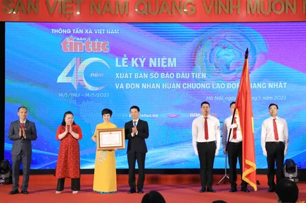 Đồng chí Nguyễn Mạnh Hùng, Ủy viên Trung ương Đảng, Bộ trưởng Thông tin và Truyền thông, thừa ủy quyền của Chủ tịch nước đã trao Huân chương Lao động hạng Nhất cho Báo Tin tức.