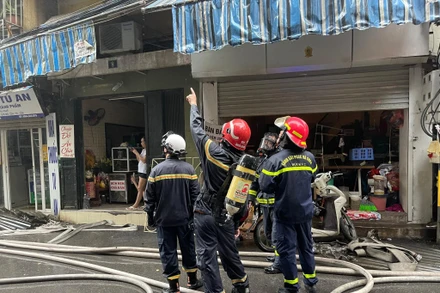 Lực lượng Phòng cháy chữa cháy và cứu nạn, cứu hộ tìm cách tiếp cận hiện trường vụ cháy.