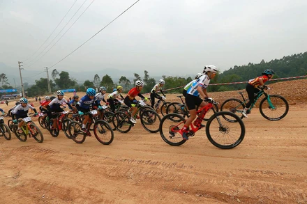 Các vận động viên bứt tốc.