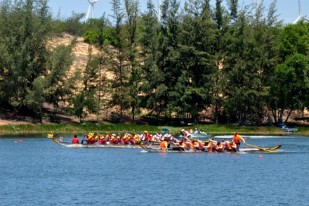 Cạnh tranh quyết liệt ở nội dung thuyền 10 tay chèo hỗn hợp nam nữ, cự ly 200m. (Ảnh: Đình Châu)