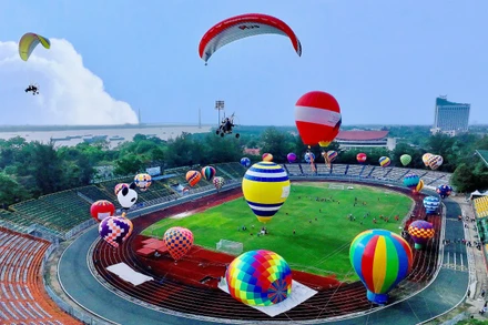 Toàn cảnh lễ hội Khinh khí cầu ở sân vận động Cần Thơ 