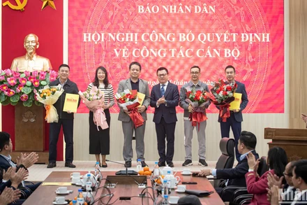 Đồng chí Lê Quốc Minh, Ủy viên Trung ương Đảng, Tổng Biên tập Báo Nhân Dân trao quyết định công tác cán bộ cho các đồng chí lãnh đạo Ban Chính trị - Ngoại giao. (Ảnh: SƠN TÙNG)