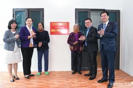 Đồng chí Lê Quốc Minh và đồng chí Lê Thị Thủy cùng đại diện lãnh đạo huyện Bình Lục (Hà Nam), đại diện nhà tài trợ dự lễ bàn giao nhà tình nghĩa cho gia đình bà Bồ Thị Gái tại xã La Sơn. (Ảnh: Thành Đạt)