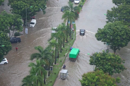 [Ảnh] Nhiều tuyến phố, khu dân cư ở Hà Nội ngập sâu do mưa kéo dài