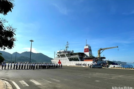 Đoàn công tác của tỉnh Lào Cai lên tàu Hải quân tại Cảng Cam Ranh đi thăm và tặng quà quần đảo Trường Sa. (Ảnh: TRƯỜNG GIANG)