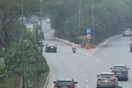 [Ảnh] Hàng loạt xe máy ngang nhiên đi vào Đại lộ Thăng Long