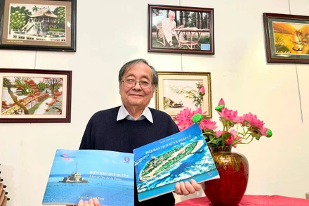 Ông Nguyễn Thanh Tòng, nguyên Phó Chủ tịch Hội người Việt Nam tại Pháp, bên hai cuốn sách “Biển đảo quê hương” và “Biển đảo-lịch sử và pháp lý”. (Ảnh: MINH DUY).