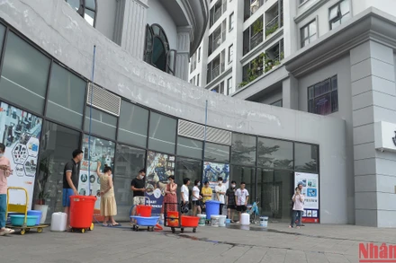 Hàng trăm hộ dân sinh sống tại khu chung cư Hateco Xuân Phương (Nam Từ Liêm, Hà Nội) vẫn sống trong cảnh… khát.