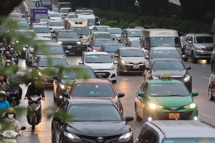 Góp ý vào dự thảo Luật Đường bộ, đại biểu Quốc hội Nguyễn Phương Thủy (Đoàn TP Hà Nội) đề nghị cân nhắc bổ sung thu phí vào nội đô áp dụng với ô-tô cá nhân đi vào một số khu vực đô thị, trong những khung thời gian nhất định. (Ảnh: SƠN BÁCH)