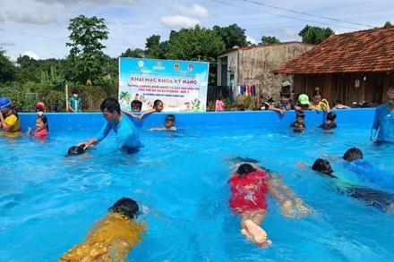 Đứng trước thực trạng số trẻ em tử vong vì đuối nước tăng cao, Câu lạc bộ Vì đàn em thân yêu đã lên ý tưởng và triển khai dự án "Bể bơi di động về Buôn" dạy bơi miễn phí cho trẻ em. 