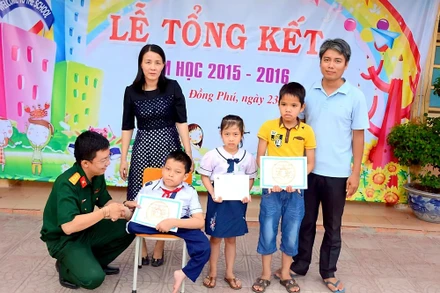 Nhà báo Hoàng Trường Giang tặng quà các học sinh khó khăn trong một chuyến thiện nguyện.