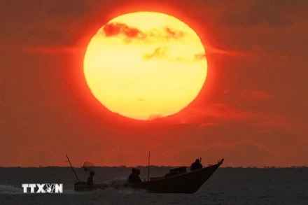 Mặt trời đỏ rực buổi bình minh tại Kuantan, bang Pahang, Malaysia, ngày 4/4/2024. (Ảnh: AFP/TTXVN)