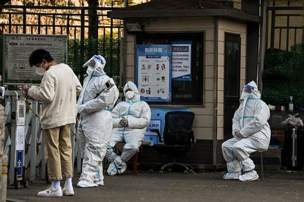 Bảo vệ gác bên ngoài một khu dân cư để kiểm ngăn chặn và kiểm soát dịch Covid-19 ở Bắc Kinh (Trung Quốc), ngày 26/11/2022. (Ảnh: AFP/TTXVN)