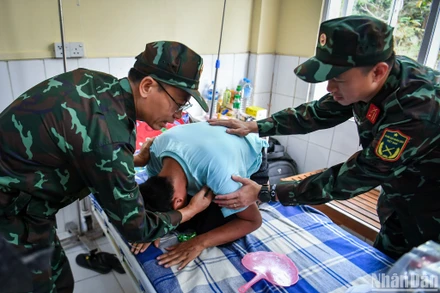 Htet Muang Muang nghẹn ngào nói: "Cá nhân tôi cám ơn bộ đội Việt Nam".
