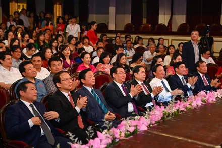 Chủ tịch Quốc hội Vương Đình Huệ, Phó Chủ tịch Thường trực Quốc hội Trần Thanh Mẫn, Phó Chủ tịch Quốc hội Nguyễn Khắc Định, Phó Thủ tướng Chính phủ Trần Hồng Hà cùng các đại biểu dự chương trình. (Ảnh: Duy Linh).