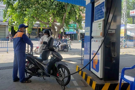 Các cửa hàng xăng dầu đều bán hàng bình thường.