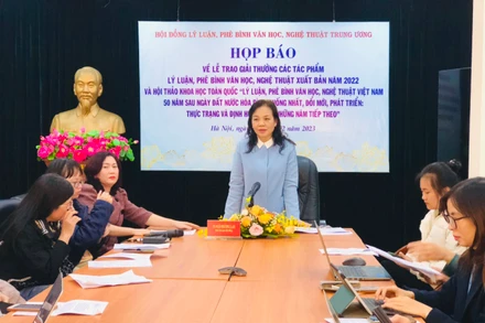 Tiến sĩ Ngô Phương Lan, Phó Chủ tịch Hội đồng chủ trì buổi họp báo.