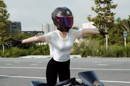 Ngọc Trinh lái mô-tô thả hai tay và ngang nhiên đăng lên mạng xã hội.