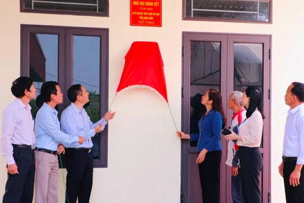 Gia đình ông Phạm Minh Hợp, xã Đông Sơn, thành phố Tam Điệp, Ninh Bình, có hoàn cảnh khó khăn nhận nhà đại đoàn kết. (Ảnh: Đức Lam)