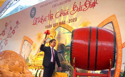 Đồng chí Phạm Quang Ngọc, Phó Bí thư Tỉnh ủy, Chủ tịch Ủy ban nhân dân tỉnh Ninh Bình đánh trống khai hội chùa Bái Đính.