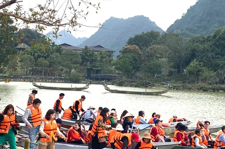 Khách du lịch xuống thuyền tham quan vườn chim Thung Nham. (Ảnh: Lê Hồng).