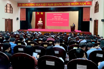 Ninh Bình quán triệt, triển khai các văn bản của Bộ Chính trị, Ban Bí thư tới các cán bộ chủ chốt cấp tỉnh. 