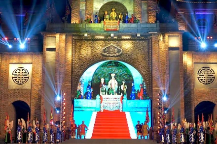 Sân khấu hóa bối cảnh Đinh Bộ Lĩnh lên ngôi hoàng đế và tế thiên. (Ảnh: Lê Hồng)