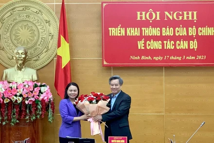 Đồng chí Nguyễn Quang Dương, Phó Trưởng Ban Tổ chức Trung ương tặng hoa chúc mừng đồng chí Nguyễn Thị Thu Hà. (Ảnh: YẾN TRINH)