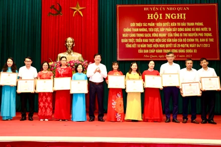 Khen thưởng các tập thể và cá nhân có thành tích xuất sắc trong thực hiện Nghị quyết số 29 của Trung ương.