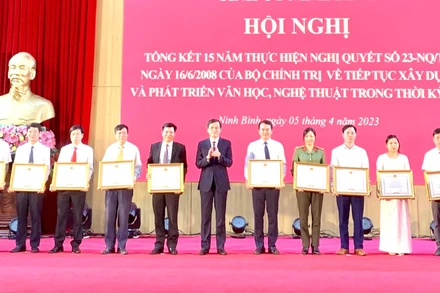 Đại diện các tập thể nhận bằng khen về thành tích xuất sắc trong thực hiện Nghị Quyết số 23 của Bộ Chính trị. (Ảnh: Yến Trinh)