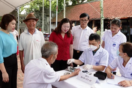 Đông đảo người dân được khám bệnh, cấp phát thuốc miễn phí tại chương trình.